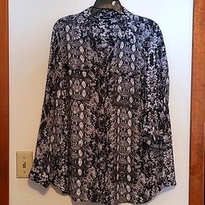 Relativity black & white snakeskin print button front blouse  Sz 2X